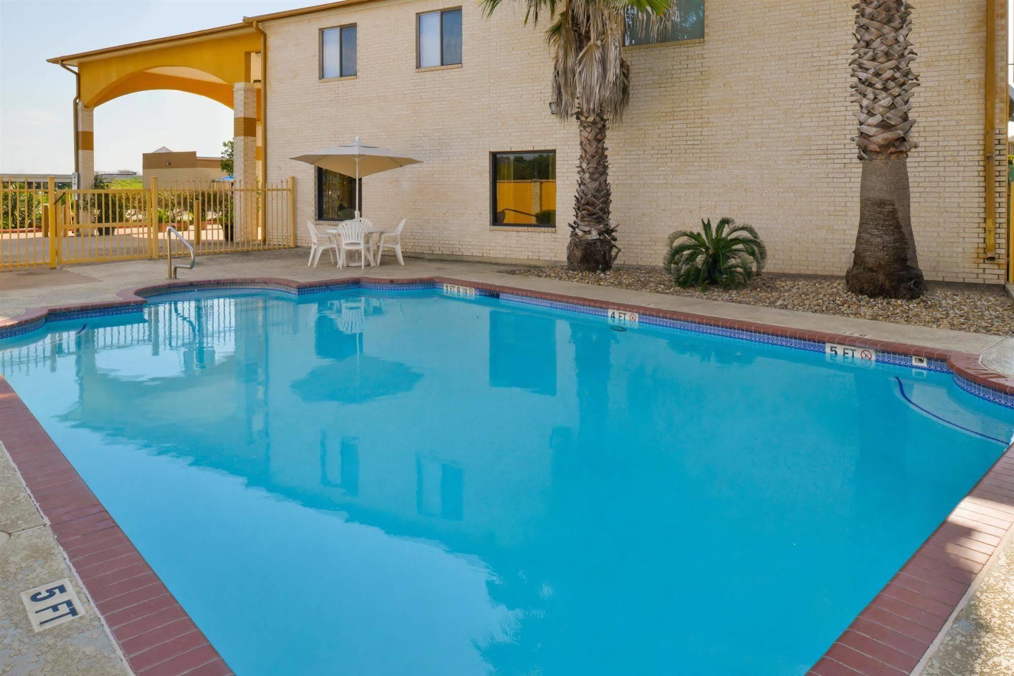 Americas Best Value Inn & Suites Waller/Prairie View Exterior photo